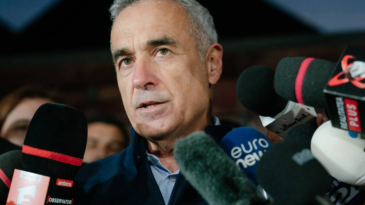 Calin Georgescu terminou na liderança do primeiro turno das eleições presidenciais da Romênia. 26/11/2024