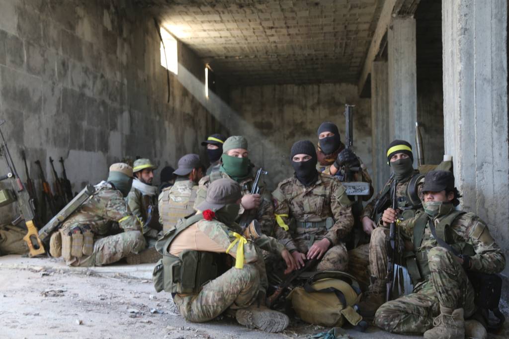 Rebeldes sírios se aproximam de Damasco e apertam cerco ao governo