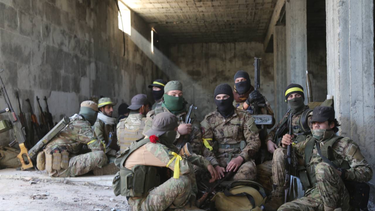 Grupos antirregime assumem o controle de aldeias no interior enquanto os confrontos entre o regime de Bashar al-Assad e o grupo armado de oposição Hay'at Tahrir al-Sham (HTS) continuam em Aleppo, na Síria. 27/11/2024