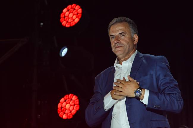 O presidente-eleito do Uruguai, Yamandú Orsi, cumprimenta eleitores após a confirmação da vitória nas eleições presidenciais (24/11/2024)