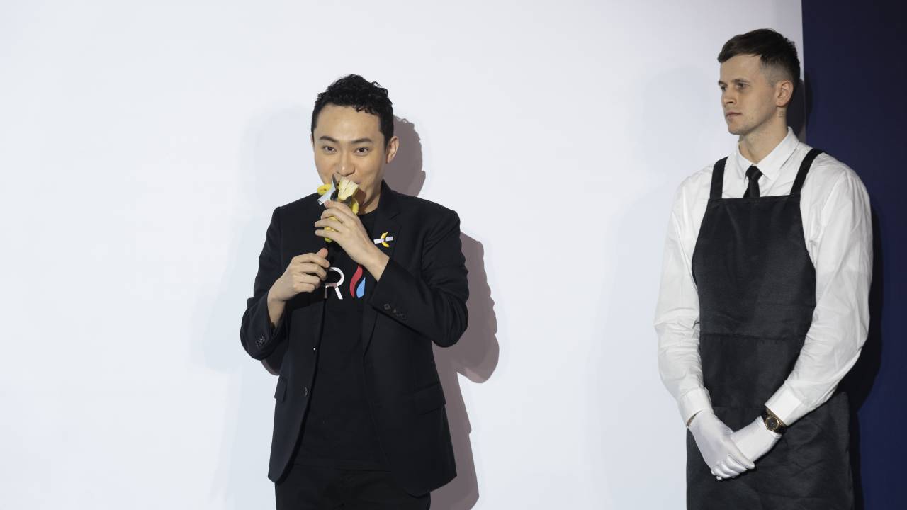 Justin Fun, fundador da Tron, come banana da obra 'Comedian', do artista Maurizio Cattelan, comprada pr 6,2 milhões de dólares em leilão da Sotheby's, em Nova York, durante uma entrevista em Hong Kong (29/11/2024)