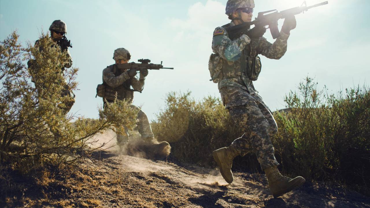 Soldados em zona de guerra.