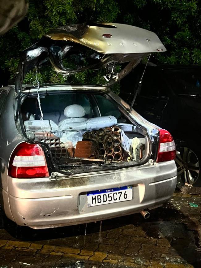 Imagem do WhatsApp de 2024-11-13 à(s) 20.42.27_e2108ba1 Carro com porta-malas carregado de fogos de artifício estacionado em estacionamento entre o Anexo 4 da Câmara e o STF