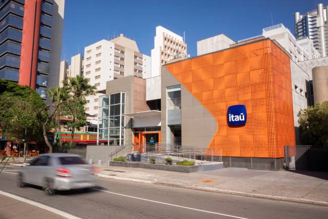 Agência do Itaú: empresa demitiu cerca de mil funcionários depois de monitorar comportamento on-line por quatro meses