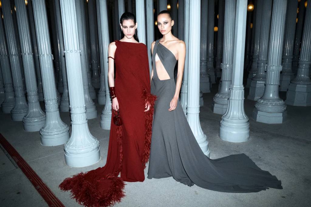 L1000400 As modelos Luiza Perotee e Annemary Aderibigbe mostram as silhuetas fluidas dos vestidos de gala da Gucci Notte