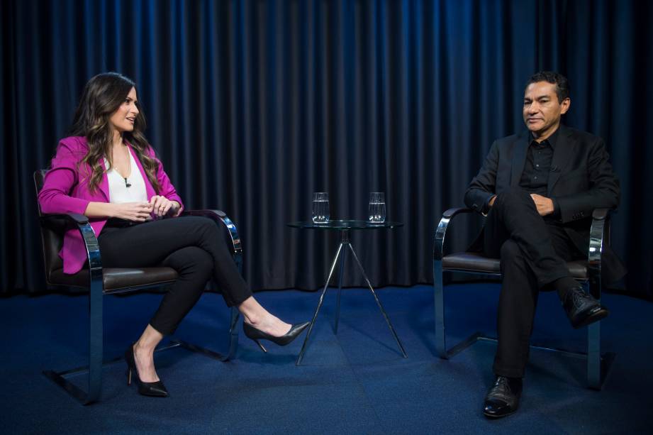 A jornalista Marcela Rahal durante entrevista com o deputado federal, Marcos Pereira