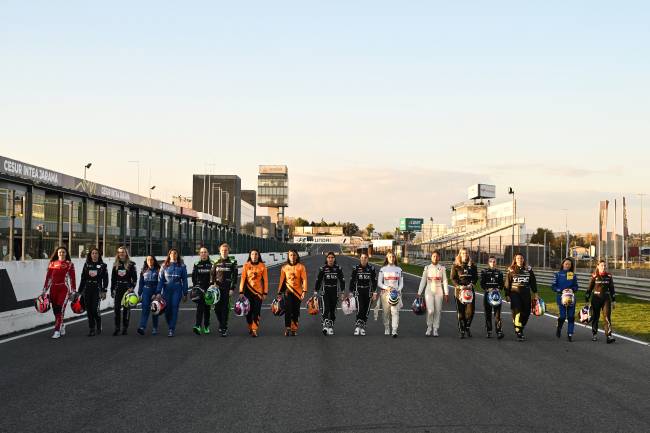 Formula E Pre-Season Testing in Jarama – Day 3 MADRID, SPAIN - NOVEMBER 07: Female drivers pose on the grid during day three of Formula E Pre-Season Testing at Circuito del Jarama on November 07, 2024 in Madrid, Spain. (Photo by Simon Galloway/LAT Images for Formula E)