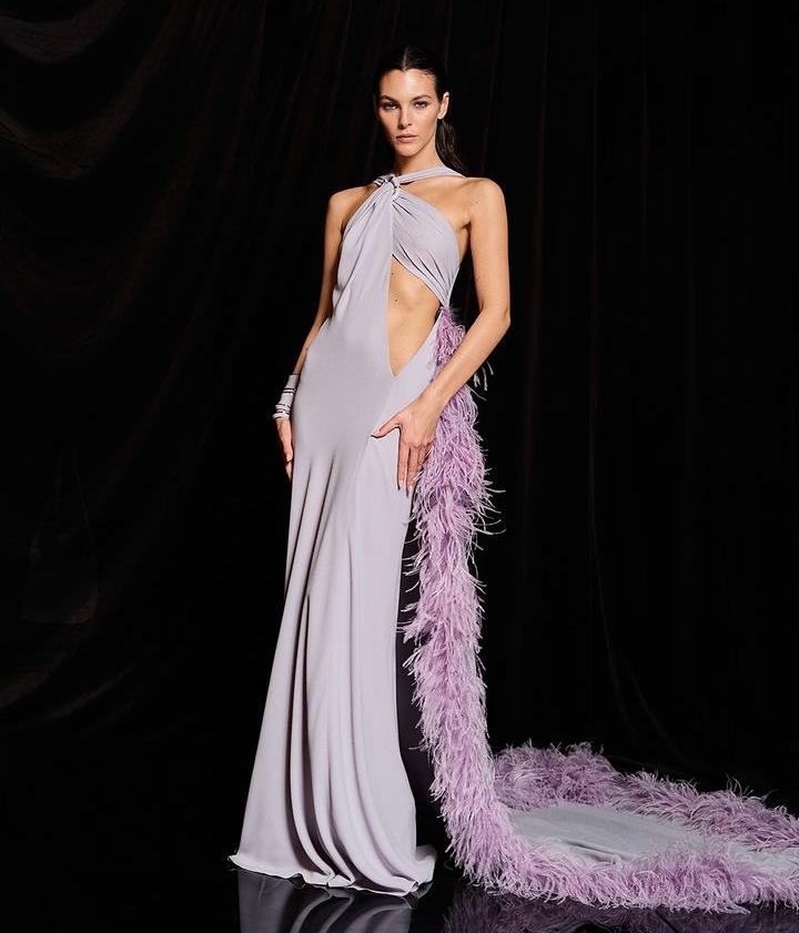 Screenshot_20241104-174135~2 Silhueta fluida e plumas: Vittoria Ceretti veste Gucci Notte, assinado por Sabato De Sarno