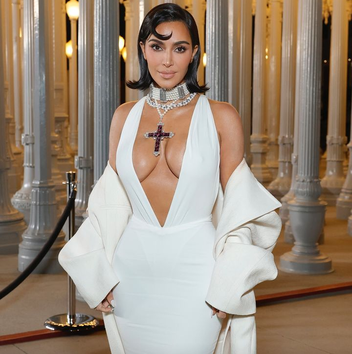 Kim Kardashian surgiu sexy, com modelo branco de decote profundo, no LACMA Arte+Filme Gala