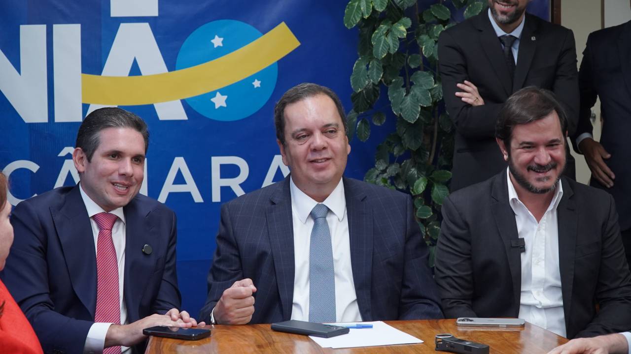 Hugo Motta, Elmar Nascimento e Antonio de Rueda na reunião que decretou o apoio do União Brasil ao líder do Republicanos na eleição da Câmara