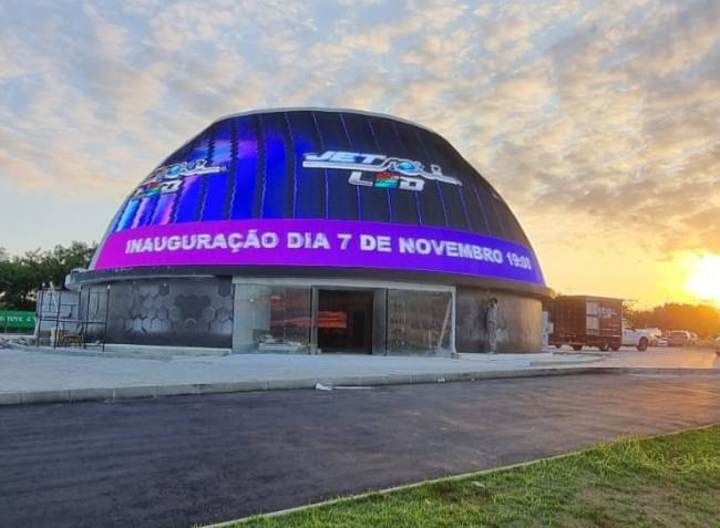 ‘The Dome’ 'The Dome', estrutura de LED localizada na Rodovia Presidente Dutra, no Rio