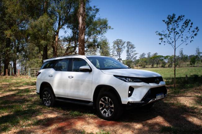 Toyota SW4 Tamano da SW4 atrapalha na cidade, mas é ponto forte em viagens longas