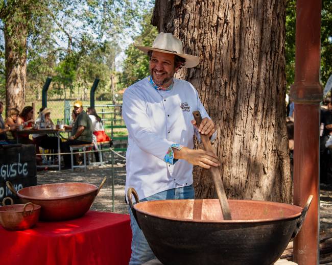 Glaucio Peron, da Doce da Roça, prepara um tradicional doce de leite no tacho de cobre