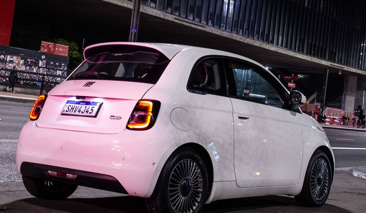 Fiat 500e é elétrico ágil e divertido, mas peca pela autonomia baixa