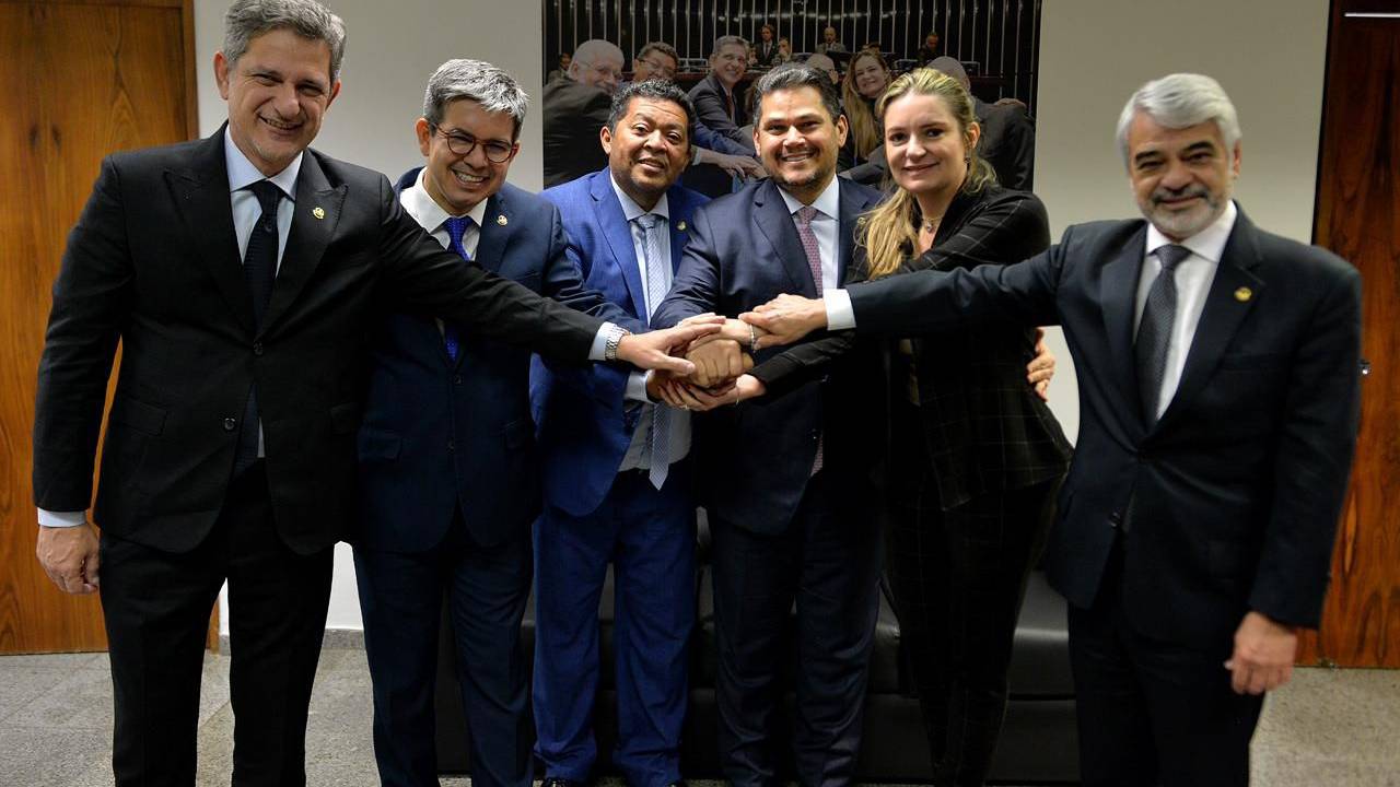 Parlamentares do PT reunidos com o senador Davi Alcolumbre (União Brasil-AP)