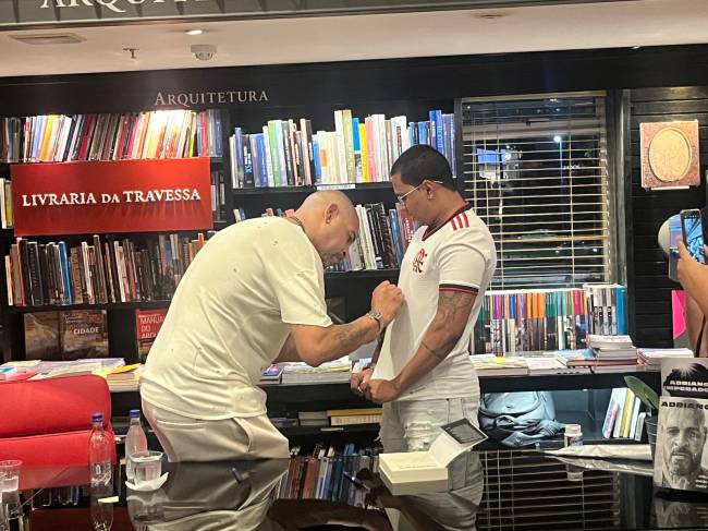 Adriano Imperador autografa camisa de fã em lançamento de biografia