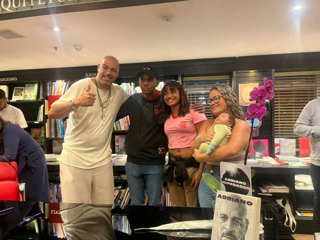 Adriano Imperador Adriano Imperador recebe fãs em lançamento de biografia no Rio