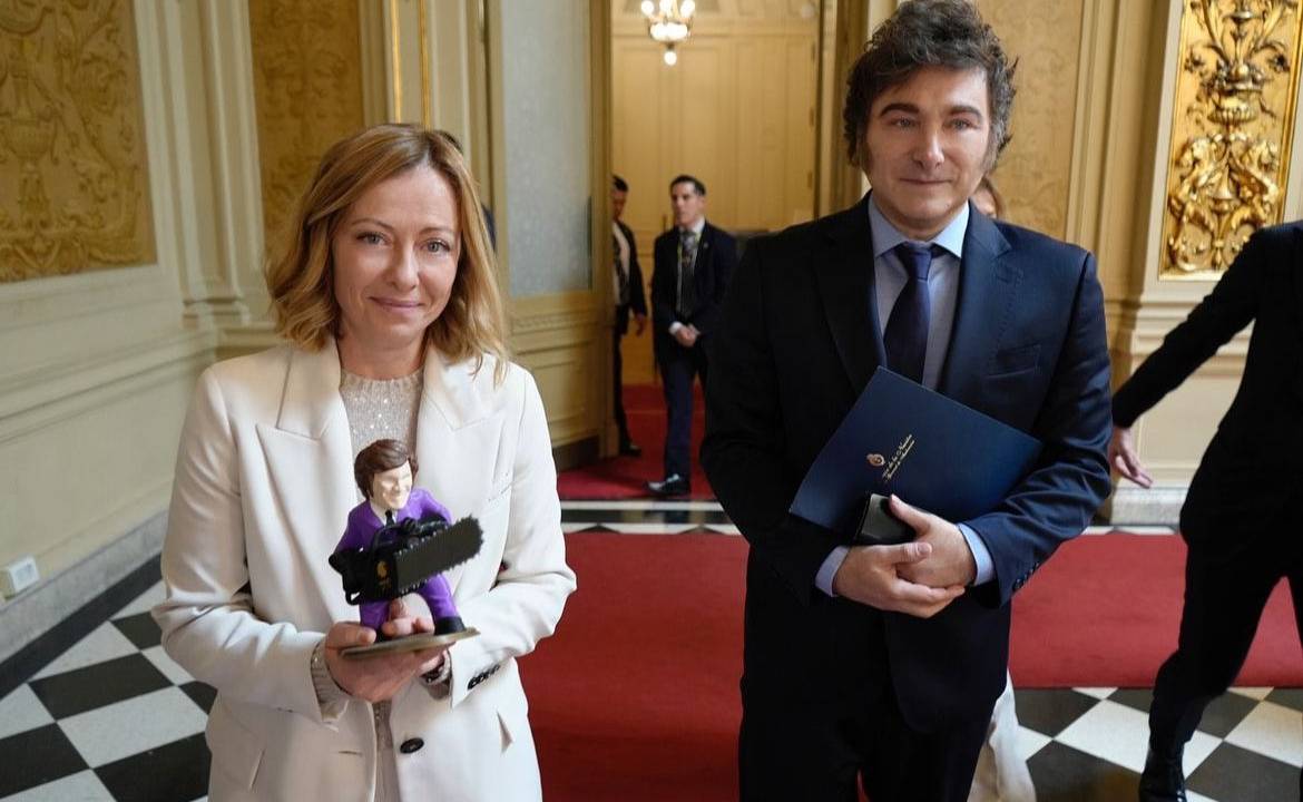 A primeira-ministra da Itália, Giorgia Meloni, ao lado do presidente da Argentina, Javier Milei, durante visita a Buenos Aires. 21/11/2024