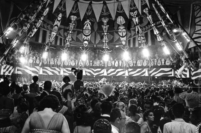 Foliões no Baile de Carnaval do Theatro Municipal (1958) Foliões no Baile de Carnaval do Theatro Municipal (1958)