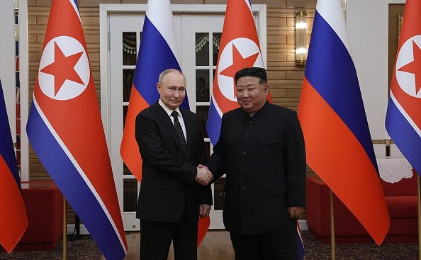 O presidente da Rússia, Vladimir Putin, aperta a mão do líder norte-coreano Kim Jong Un durante visita à Pyongyang, na Coreia do Norte. 19/06/2024