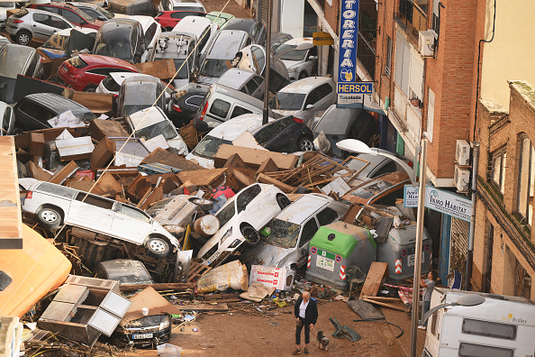 Carros empilhados após enchentes atingirem o município de Sedaví, na Espanha. 30/10/2024