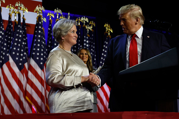Trump cumprimenta Susie Wiles durante ato no dia da eleição nos EUA. 05/11/2024