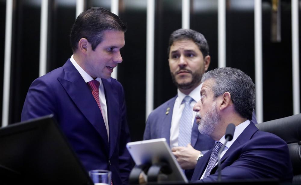 Hugo Motta conversa com Arthur Lira no plenário da Câmara