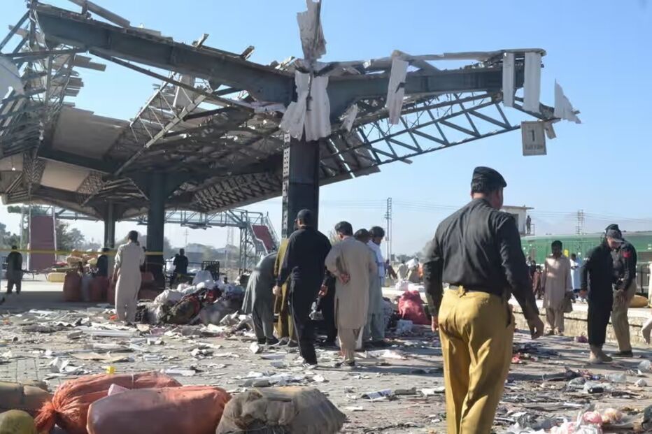 Ataque em estação de trem mata 26 pessoas no Paquistão