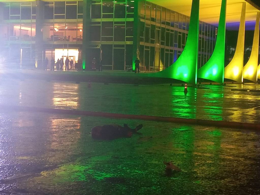 Polícia encontra bombas em carro que explodiu próximo ao STF; PF vai investigar