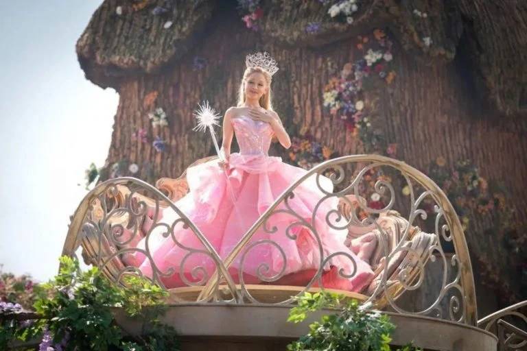 Glinda, de Ariana Grande: vestido bolha precisou de técnicas de engenharia para a construção de uma silhueta escultural, coberta com seda, lantejoulas e cristais. Tiara é de diamantes