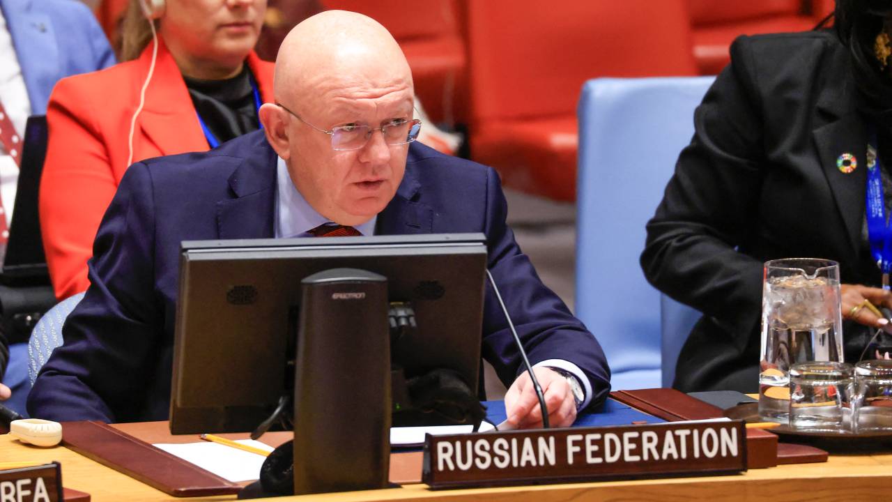 O embaixador russo na ONU, Vasily Nebenzya, discursa durante uma reunião do Conselho de Segurança da ONU. 03/12/2024