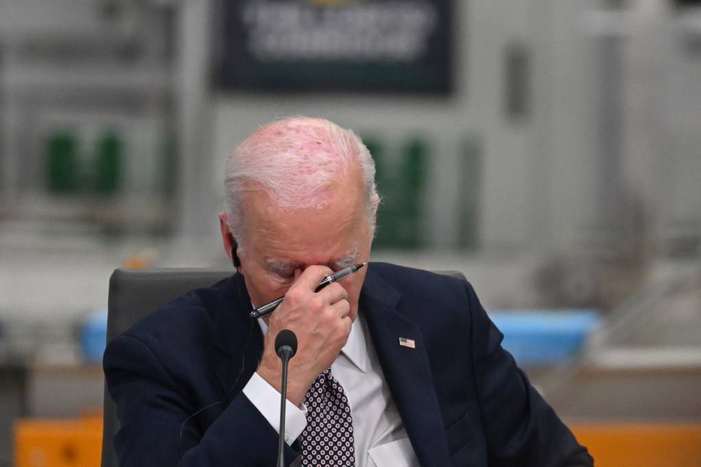 Biden é flagrado cochilando durante reunião com líderes em Angola