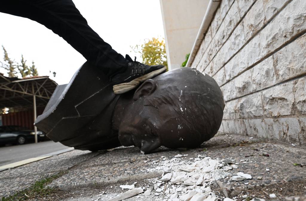 Rebeldes incendeiam túmulo de pai de Bashar al-Assad, na Síria