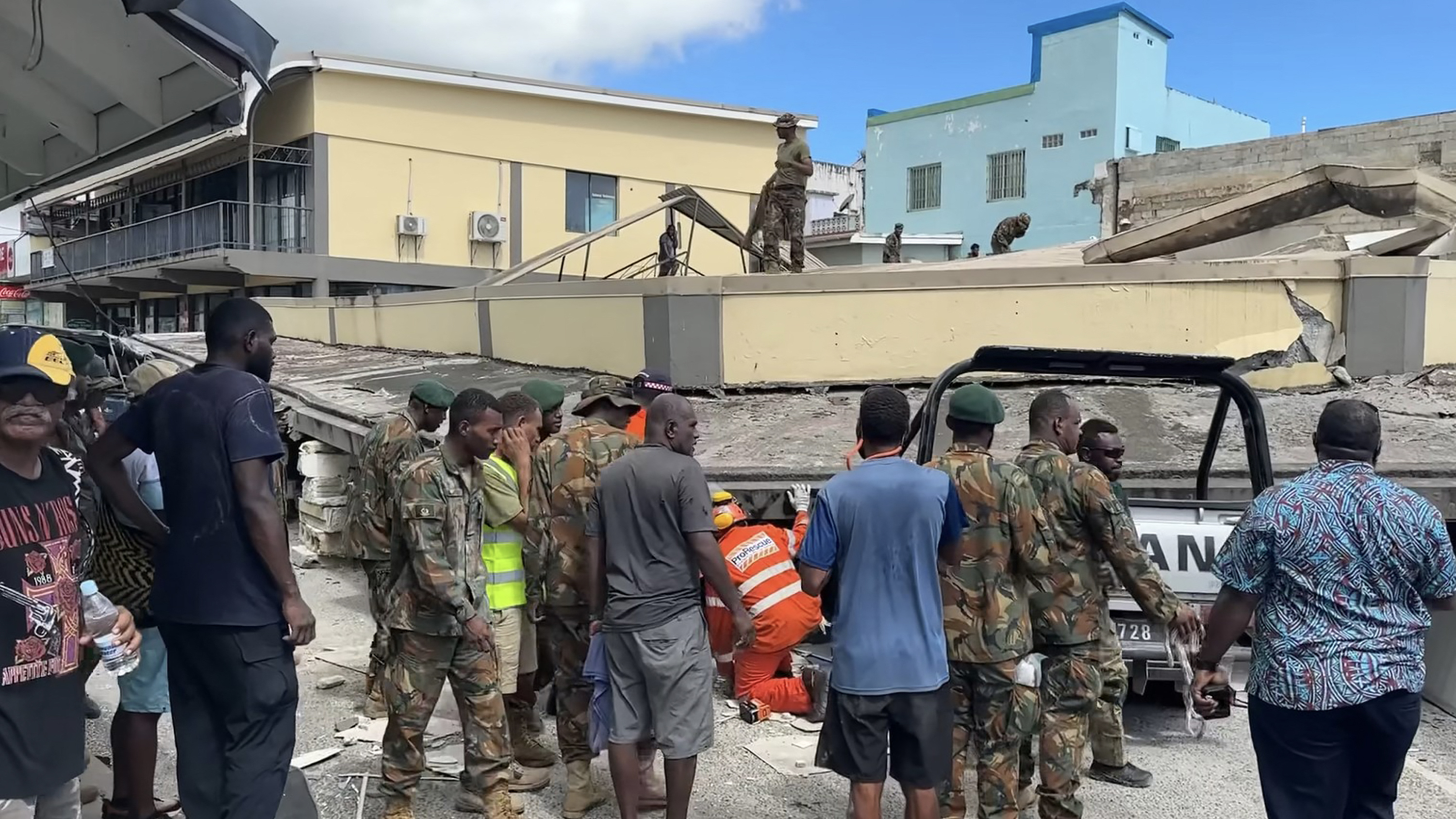 Terremoto de magnitude 7,3 causa caos e destruição em ilha no Pacífico