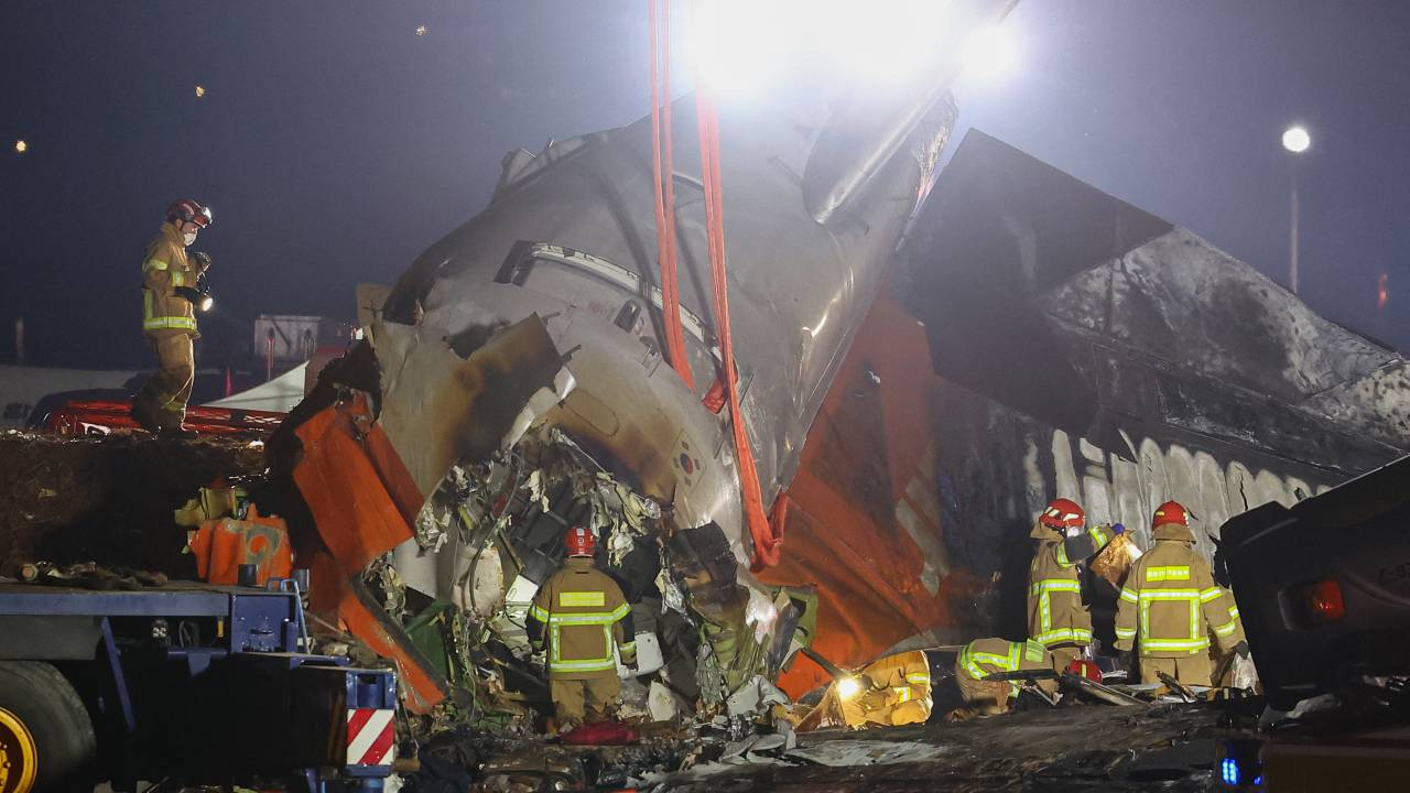 Bombeiros fazem o resgate do Boeing 737-800 da Jeju Air, no aeroporto de Muan, na Coreia do Sul