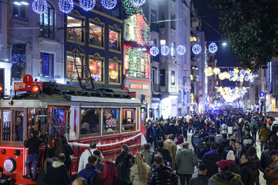 Pessoas caminham pela famosa avenida Istiklal, em Istambul na virada do ano -