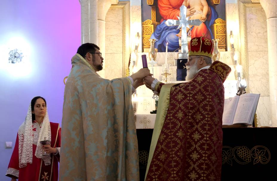Cristãos iranianos participam da missa de Ano Novo na Igreja Armênia de Saint Targmanchats, em Teerã