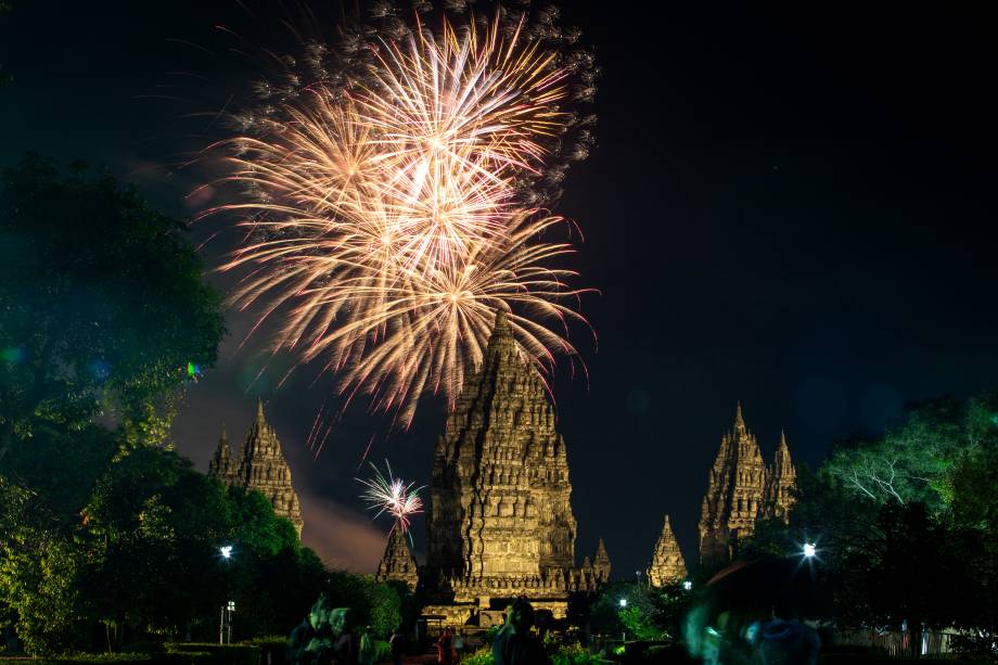 Fogos de artifício acendem acima do Templo Prambanan, um complexo de templos hindus do século IX e Patrimônio Mundial da UNESCO, em Yogyakarta, na Indonésia -
