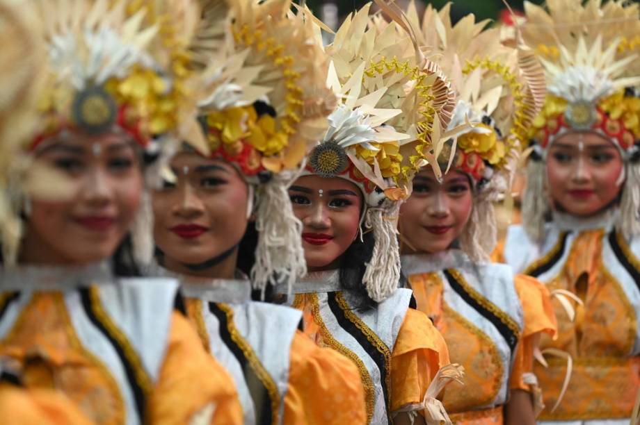 Dançarinos se apresentam em evento tradicional de virada de ano em Bali, na Indonésia -