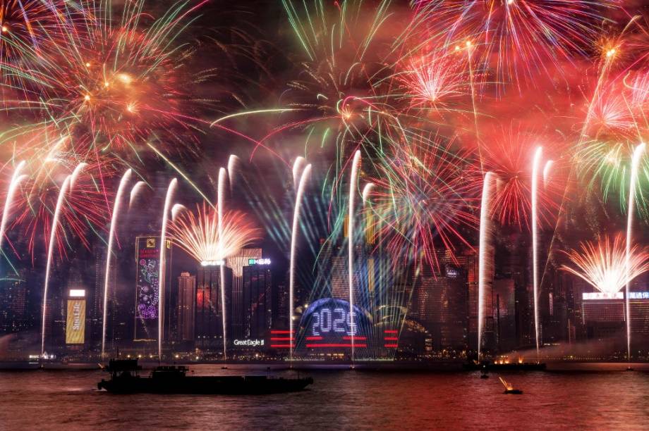Fogos em Hong Kong comemoram chegada de 2025 -
