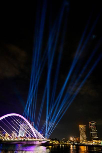 Luzes iluminam a cidade de Colombo, no Sri Lanka, na virada do ano para 2025 -