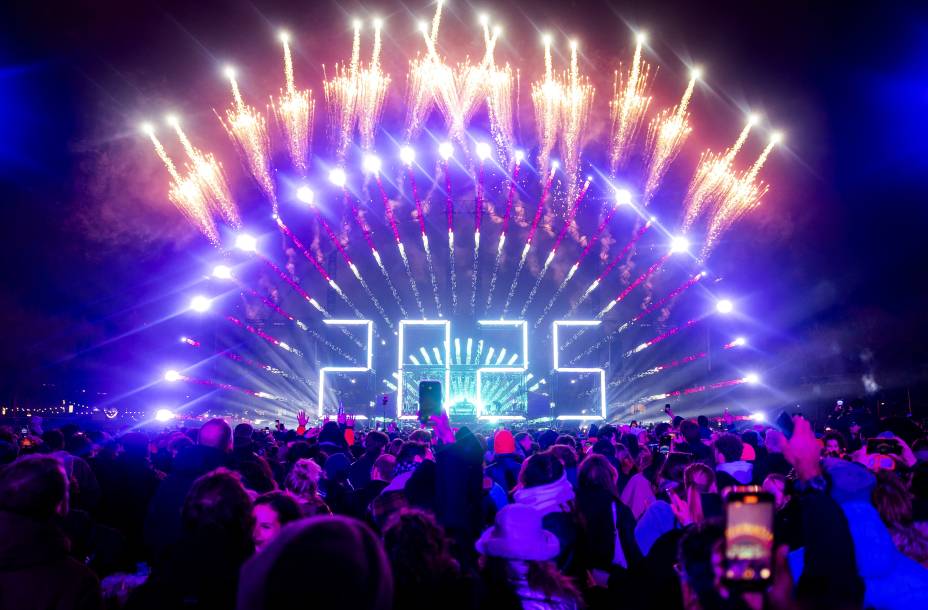 Os foliões comemoram o ano novo no Museumplein durante os fogos de artifício e show de luzes eletrônicas em Amsterdã, nos Países Baixos