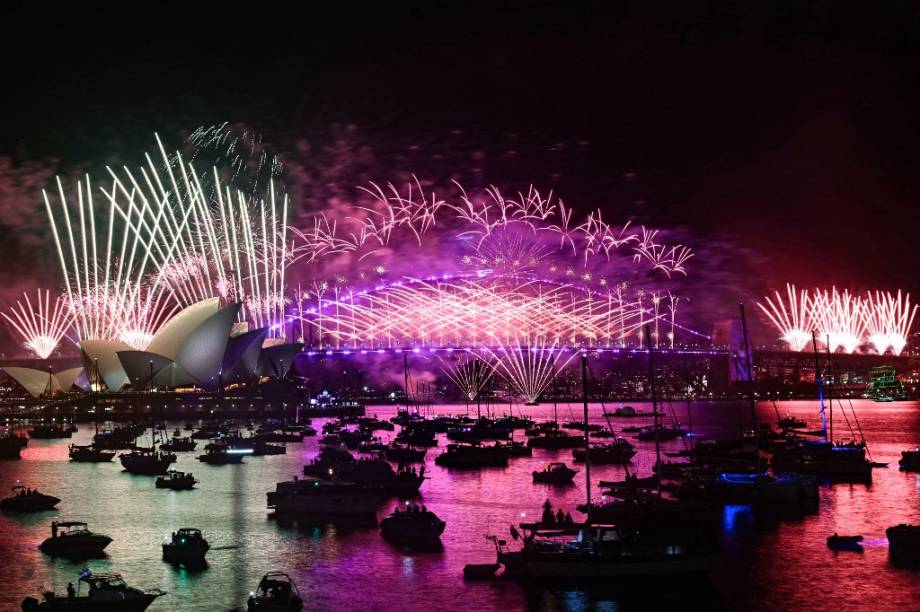 Fogos tomam o céu de Sydney, na Austrália, durante a virada do ano para 2025 -