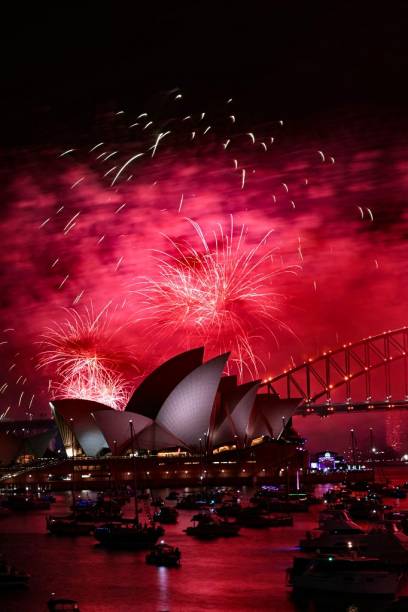 Fogos iluminam a Casa de Ópera de Sydney, na Austrália, na chegada de 2025 -