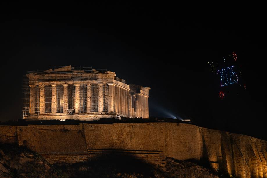Drones formam um “2025” próximo ao antigo templo do Partenon, em Atenas, na Grécia