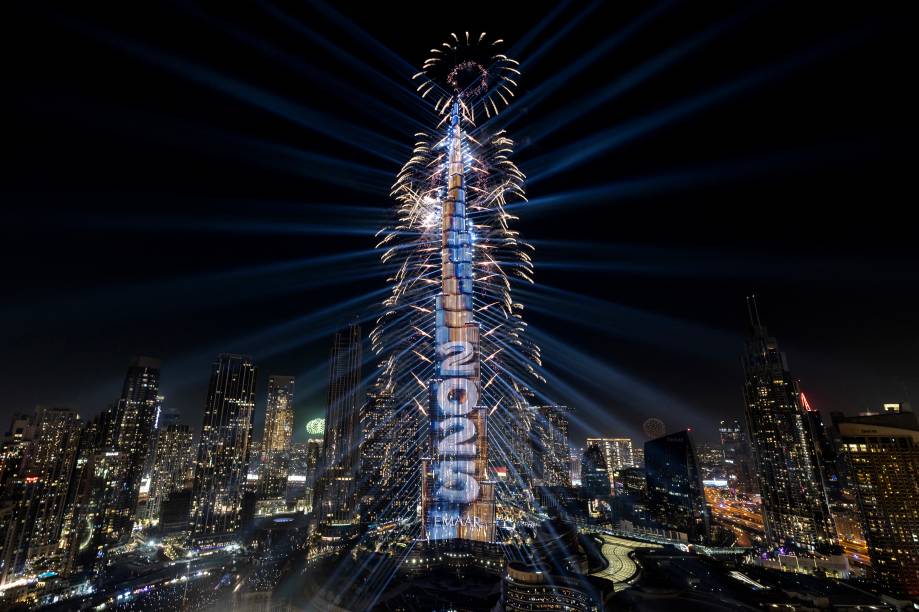 Um show de luzes e fogos de artifício iluminam o Burj Khalifa, o edifício mais alto do mundo, em Dubai, para celebrar a chegada de 2025