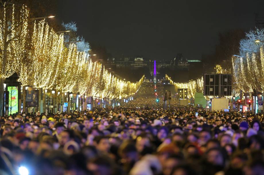 Milhares de pessoas se reúnem na Avenida Champs-Élysées, em Paris, para dar as boas-vindas a 2025