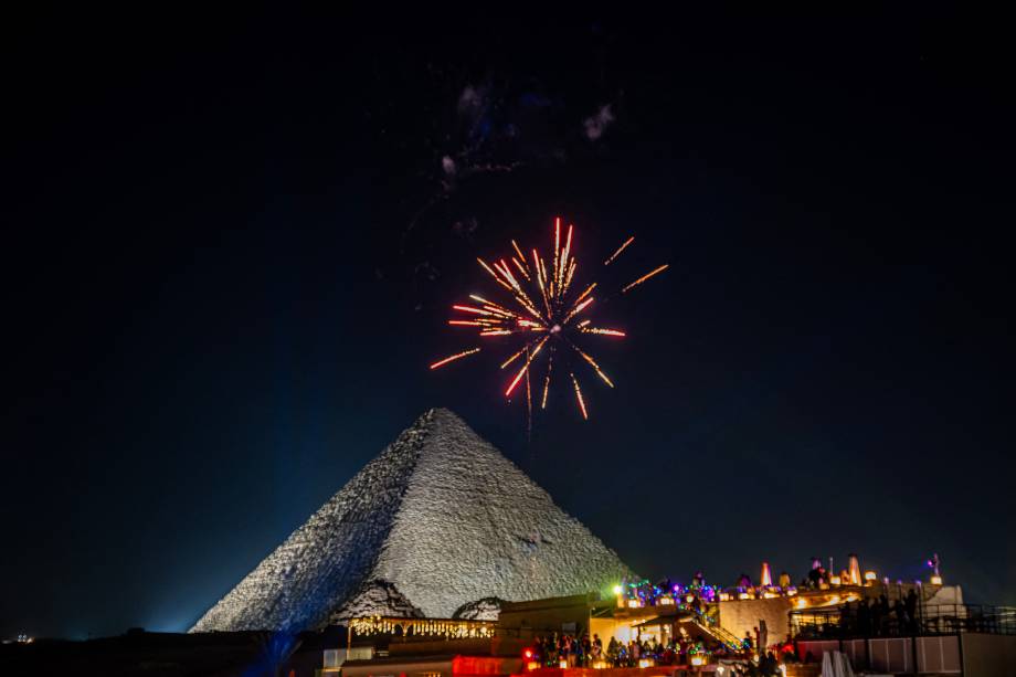 Fogos de artifício explodem acima das celebrações do Ano Novo das Grandes Pirâmides no Cairo