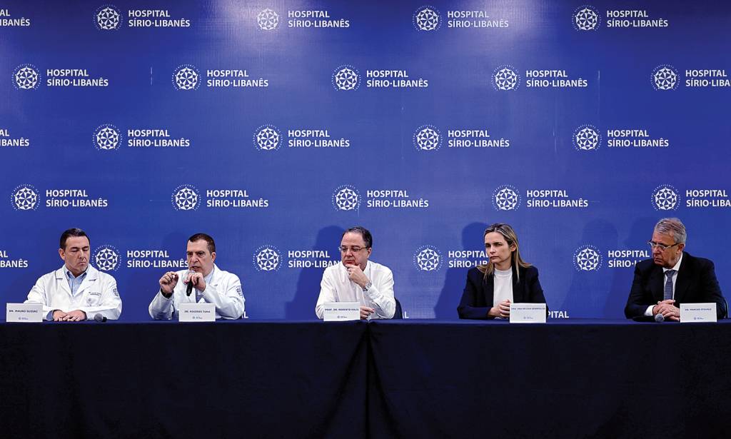 006cc3a3ec207e42f9cbc9f701e7501a5b3aba76 SUCESSO - Equipe médica em entrevista coletiva: preocupação em tranquilizar o público sobre a saúde do presidente Lula