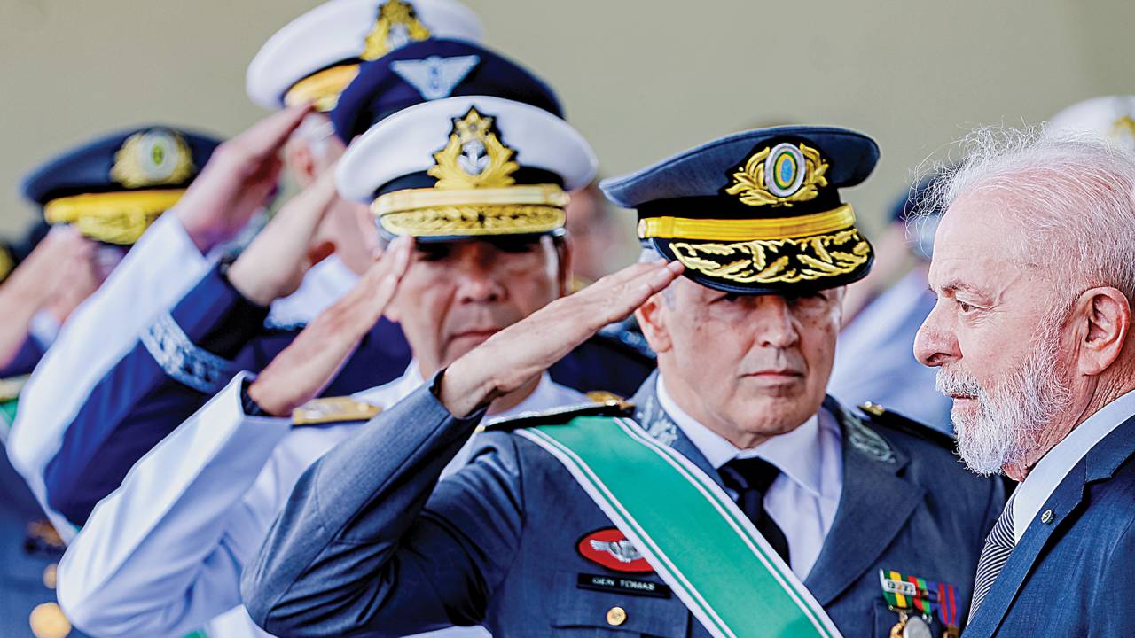 NOS BASTIDORES - Lula e os chefes militares; desconfianças mútuas alimentam teorias